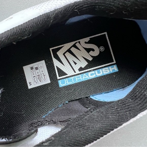 Like New! Vans MTE UltraRange EXO Shoe White with Black Accents - Picture 15 of 16